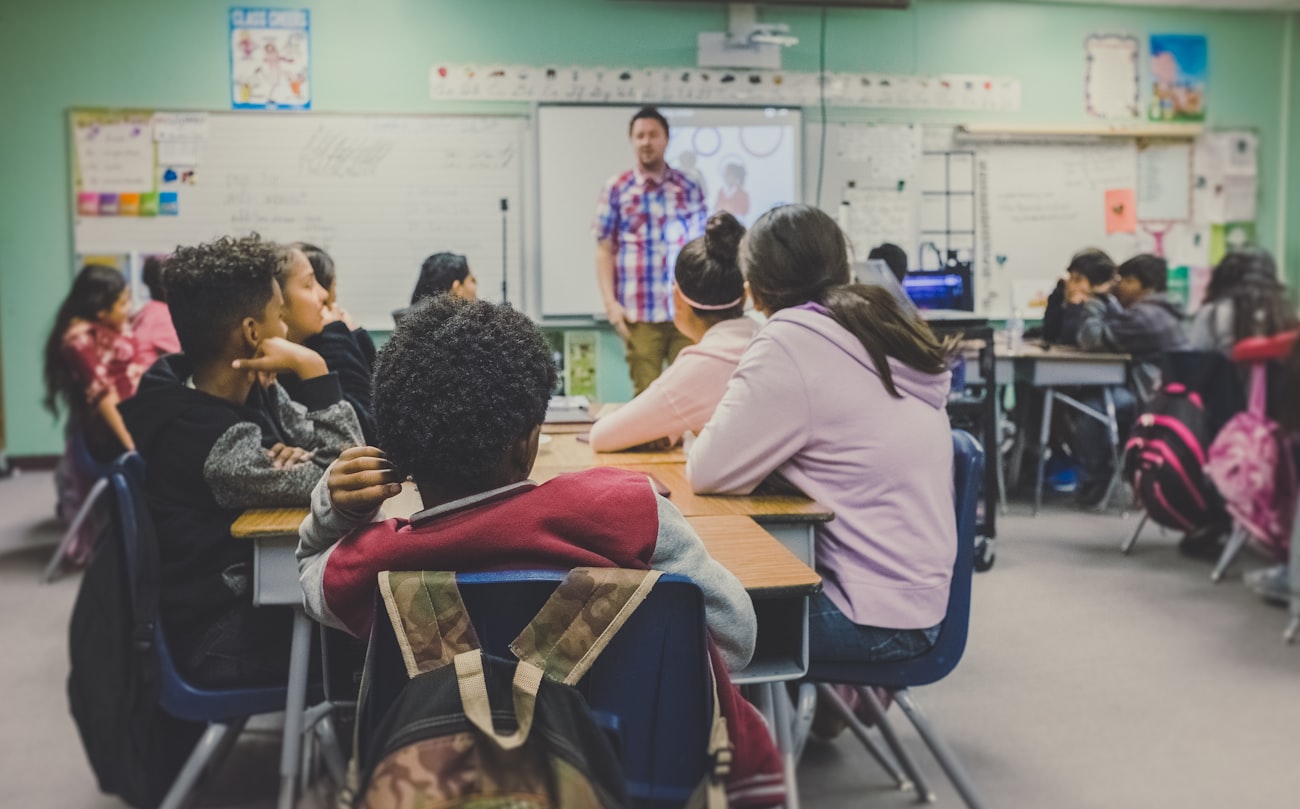 Aula con estudiantes y un educador