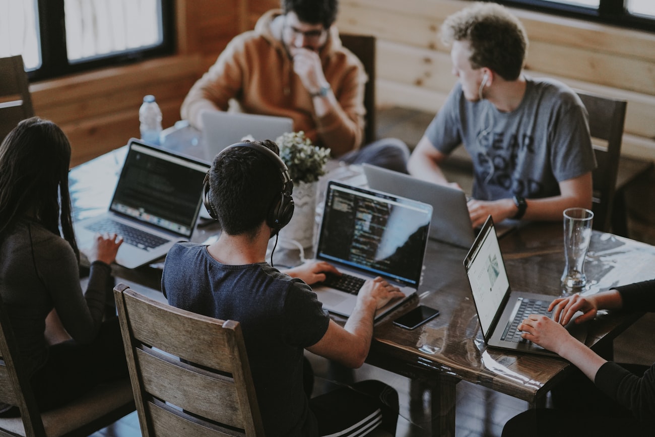 Equipo de trabajo con ordenadores portátiles