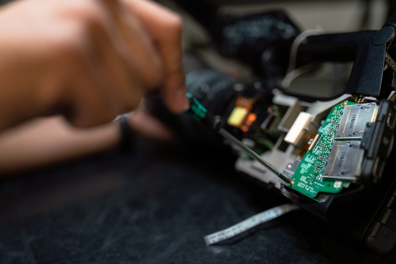 Persona reparando un equipo electrónico